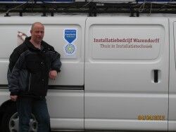 Cor Warendorff bij de bedrijfsbus